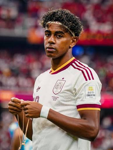 Lamine Yamal focused in the Spain national football team kit ahead of a 2026 World Cup campaign match
