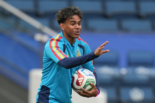 Lamine Yamal directing play during a Spain national team training session